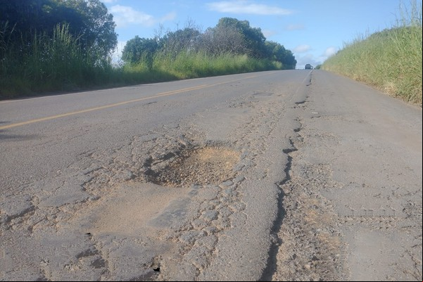 Pneu estoura ao ar em buraco e motociclista e adolescente ficam feridos na MGC 354