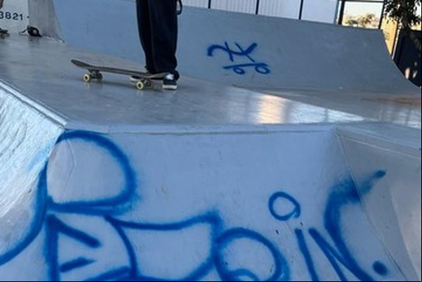 Jovem que pichou pista de Esportes Radicais é preso e confessa o crime