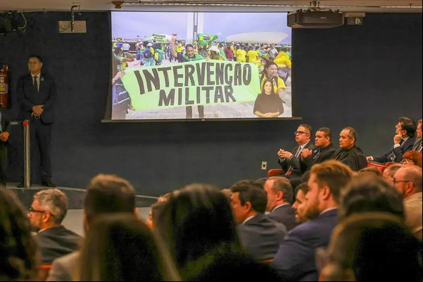 Brasil chegou perto de voltar à ditadura, diz New York Times