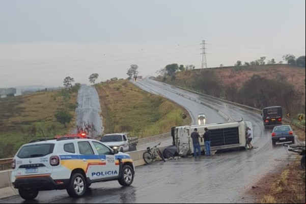 Motorista perde controle direcional e tomba motorhome na BR352, em Patos de Minas