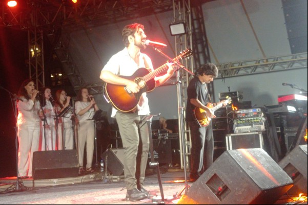 Gabriel Gonti também apresenta hits internacionais na Fenapraça 2025; veja ao vivo