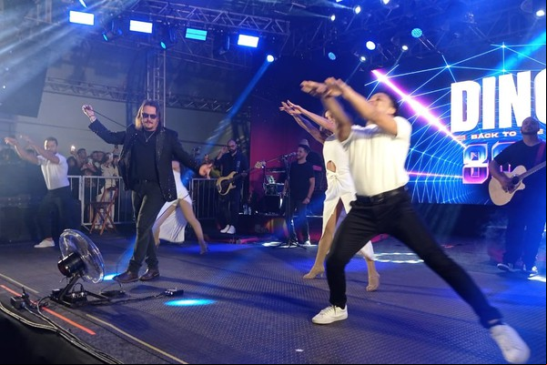 Dino Fonseca canta "Under Pressure" do Queen na Fenapraça. Alguém se lembra? Veja ao vivo