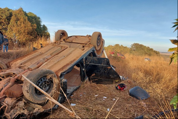 Motorista e ageiro ficam feridos em capotamento de veículo na zona rural de Patrocínio