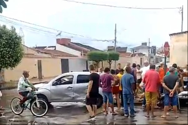 Avanço de parada obrigatória provoca acidente envolvendo três veículos em Patos de Minas