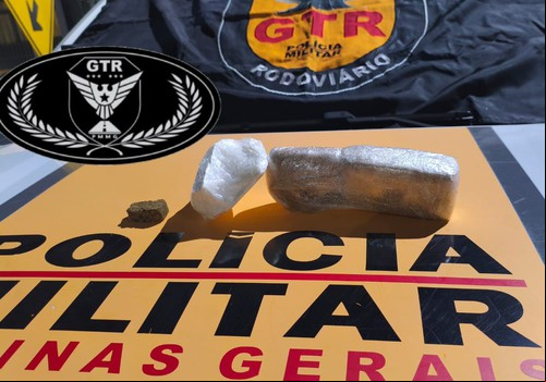 Polícia Militar Rodoviária encontra drogas em bagagem e ageira de ônibus de 30 anos é presa na BR 354