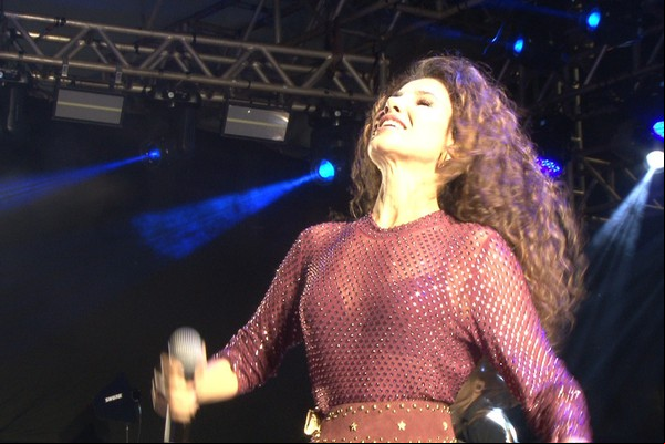 Paula Fernandes abre show com o sucesso “Não precisa” para uma multidão; veja ao vivo