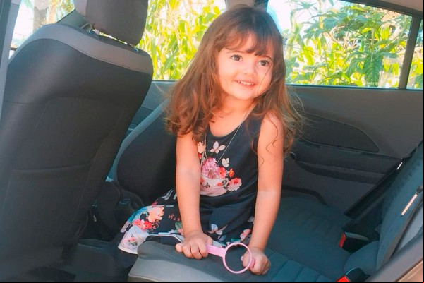 Enfermeiros chegam a brincar com bonecas em vacinação e mãe agradece carinho com a filha