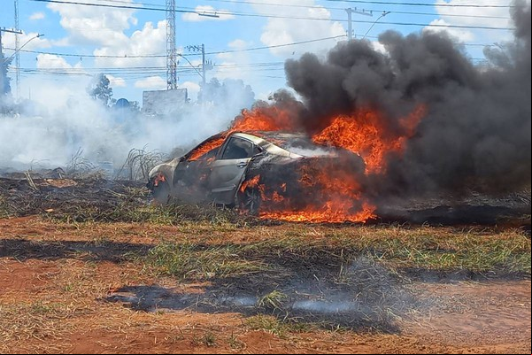 Possível incêndio criminoso em lote vago atinge carros e deixa Civic destruído na Av. Marabá