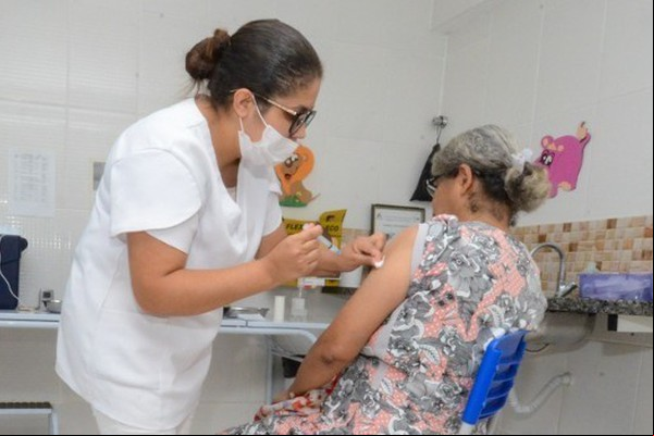 Alerta: só 39% da população acima de 40 anos recebeu a 2ª dose de reforço contra Covid em MG