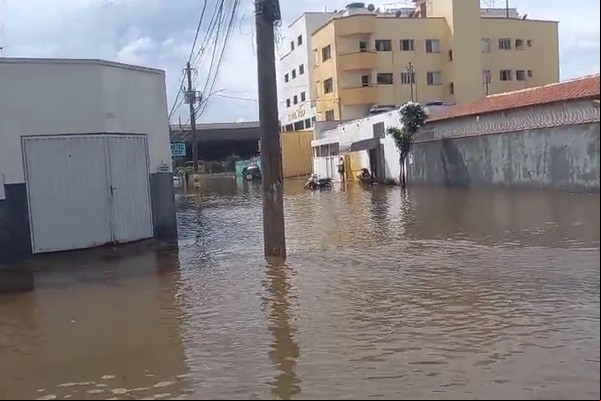 Temporal deixa cruzamento totalmente coberto de água em Patos de Minas; veja previsão do tempo