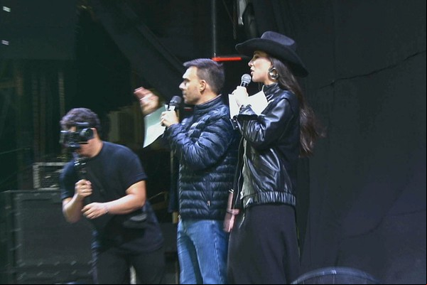 Gabriela Versiani e Mário sobem ao palco para iniciar a movimentação no Palco da Arena; veja ao vivo