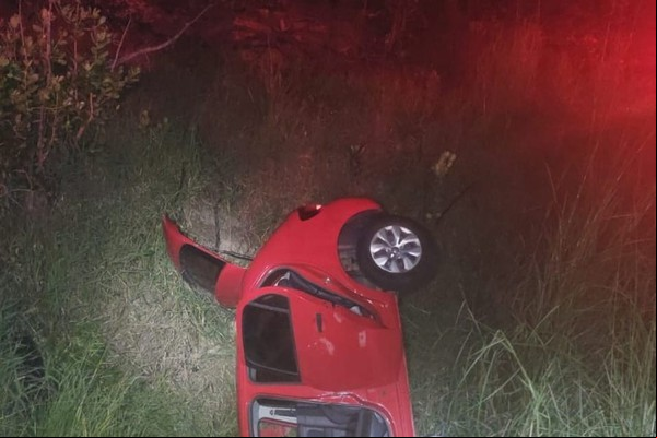 Motorista de 28 anos fica gravemente ferido após capotar veículo e cair em vala na MG 230
