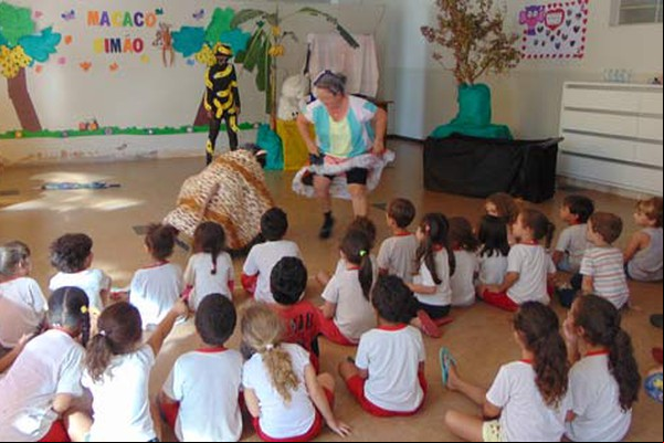 Teatro em centro de educação da Casa das Meninas diverte e incentiva a leitura