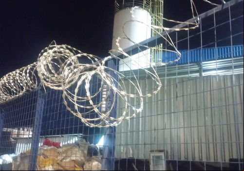 Homem arromba hipermercado, sobe no telhado, se esconde debaixo de papelões, mas acaba preso pela PM