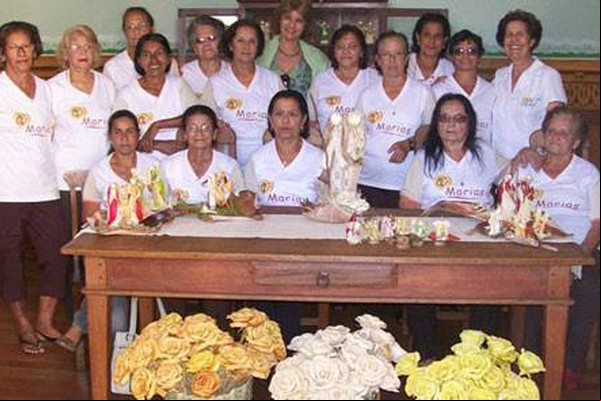 Artesanato em palha das “Marias Artesãs” vai enfeitar o natal dos europeus
