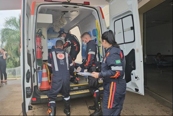 Homem é socorrido pelo Samu, após ser baleado no bairro Alto da Serra, em Patos de Minas