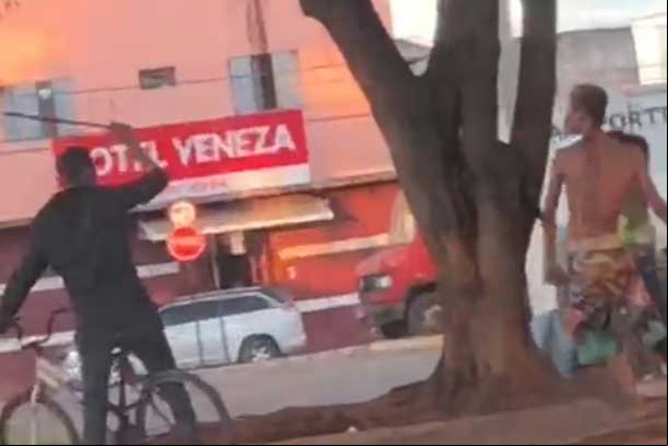 Imagens mostram jovem ferido após ser golpeado com barra de ferro no Galpão do Produtor Rural