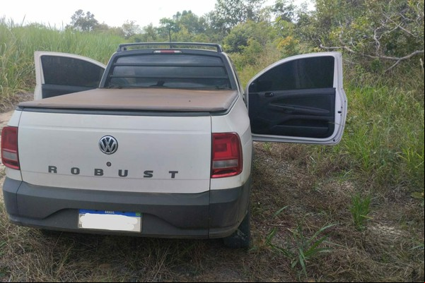Homens desrespeitam ordem da PRF na BR 365, abandonam carro roubado e fogem para o mato