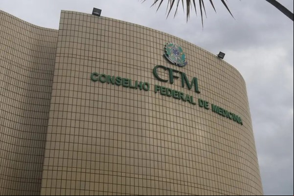 CFM veta terapia hormonal para menor de 18 anos e restringe cirurgias
