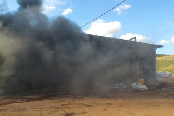 Incêndio atinge galpão da prefeitura de Carmo do Paranaíba e estrutura começa a ceder