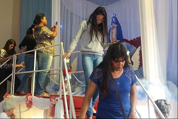 Devotos enfrentam filas para prestar homenagens a Nossa Senhora da Abadia em Patos de Minas