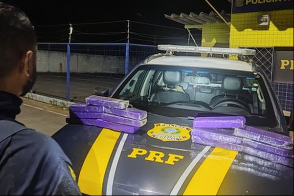 PRF prende ageiro transportando 13 barras de maconha dentro de mochila, na BR365
