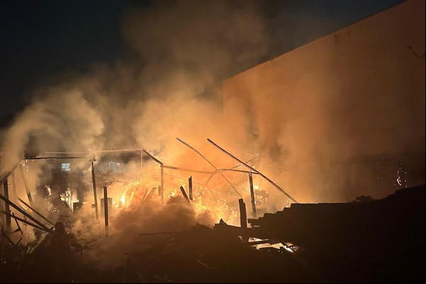Incêndio durante a madrugada destrói marcenaria em Patos de Minas