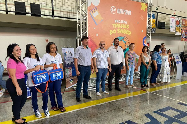 Projeto “Trilhas do Saber” entrega mil kits escolares para Patos de Minas e cidades vizinhas