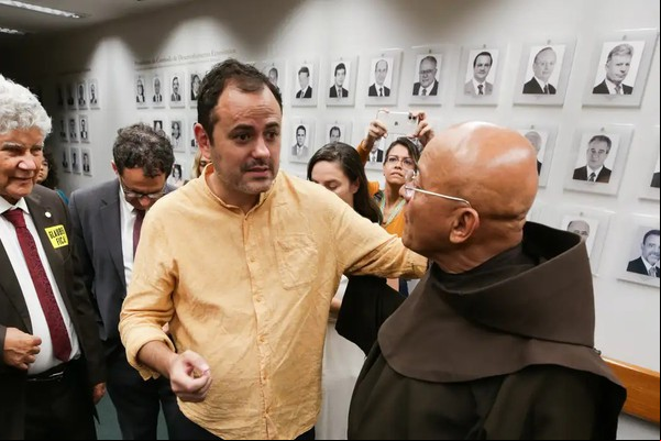Greve de fome: Glauber acampa na Câmara após Conselho votar cassação