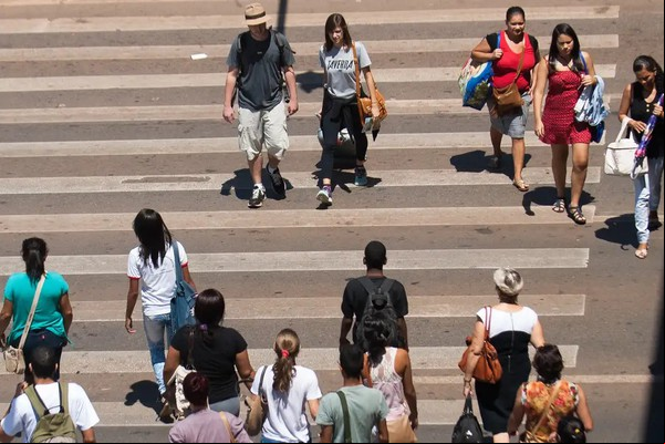 Expectativa de vida ao nascer no Brasil sobe para 76,4 anos em 2023