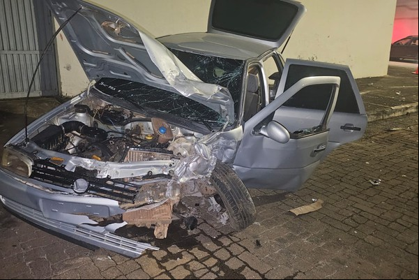 Em fuga da polícia, suspeitos avançam parada, batem em carro e atropelam pedestre em Patos de Minas