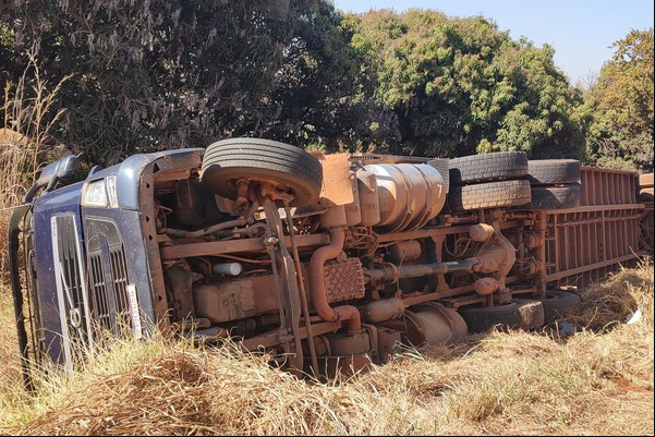 Carreta de transporte de gado tomba na MGC354 e condutor sai ileso, em Patos de Minas