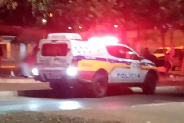 Homem que ava por Patos de Minas é agredido e tem roupas incendiadas