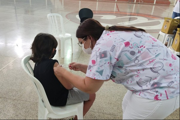 Prefeitura divulga escala de vacinação contra a Covid-19 para crianças de 6 meses a menores de 5 anos