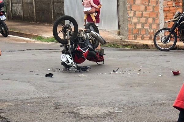 Moto para "de cabeça pra baixo" e jovem fica ferido em mais um acidente de trânsito em Patos de Minas