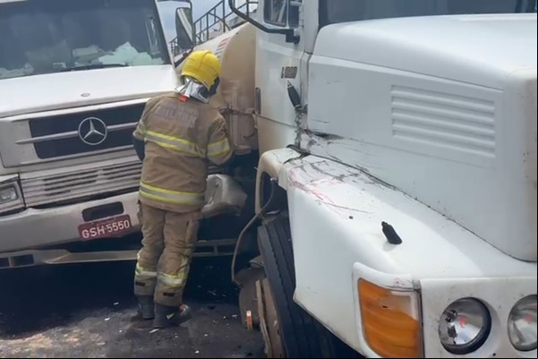 Trânsito na BR 365 é totalmente liberado após mais um acidente com caminhão de combustíveis