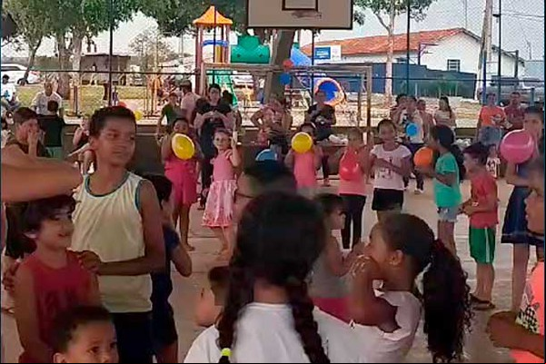 Moradores de Pindaíbas reúnem doações e fazem um dia especial para as crianças