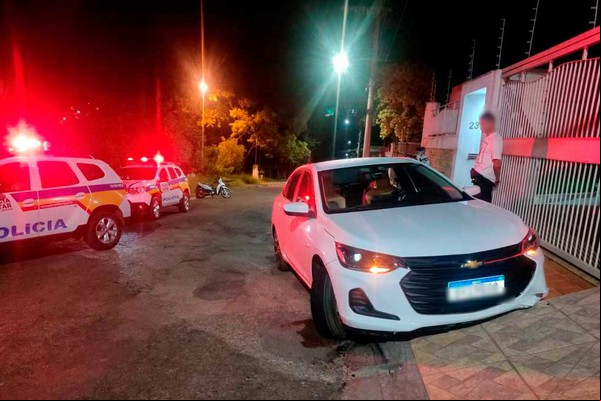 Motorista acaba preso por embriaguez após bater em rampa de garagem e acelerar até estourar o pneu