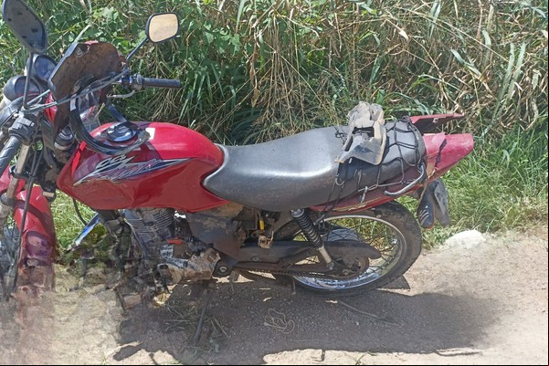 Motociclista tenta convergir à esquerda e é atingido por carro na BR352, em Rio Paranaíba