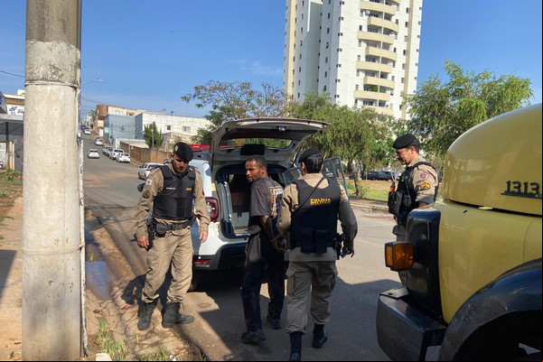 Homem é preso após furtar celular e mais de R$600,00 de clínica no centro de Patos de Minas