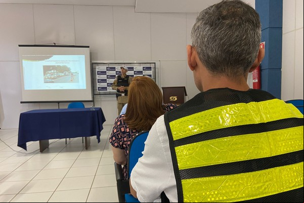 PM realiza palestra de conscientização com motofretistas, categoria que mais sofre acidentes em Patos de Minas