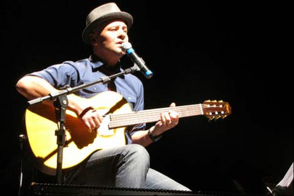 Sérgio Brito, vocalista dos Titãs, promete levantar o público neste sábado em Patos de Minas