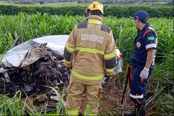 Veículo de eio bate de frente com caminhão e deixa um morto e cinco feridos na MG 230