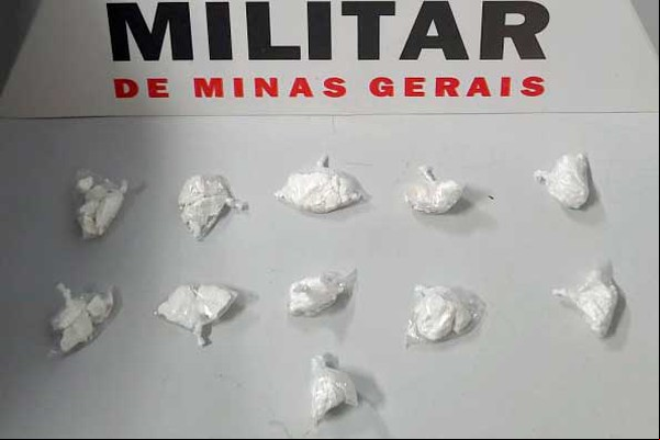 Suspeito de tráfico de drogas é preso pela PM com porções de cocaína e máquina de cartão