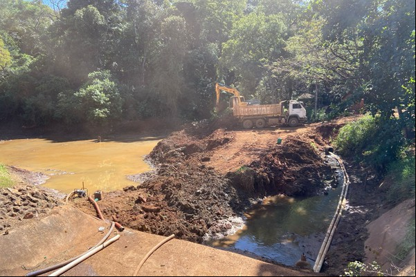 Empresa retira até 1,5m de sujeira de lagoa no Parque do Mocambo; veja como está o local