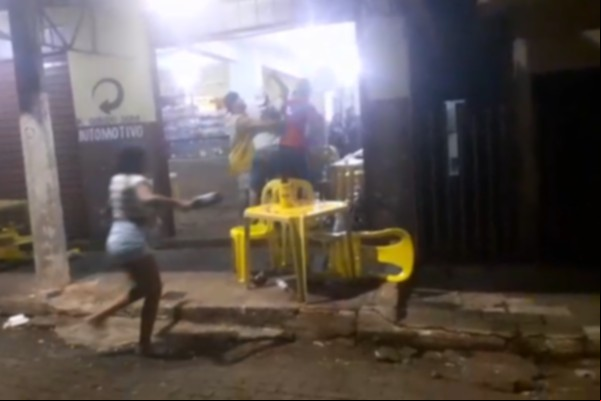 Vídeo mostra confusão em bar, com arremessos de copos, garrafas e até cadeiras; veja