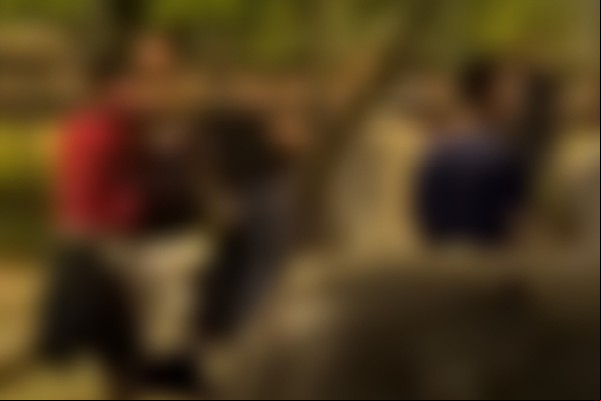 Vídeo mostra briga de dois homens e até crianças no parquinho da orla da Lagoa Grande