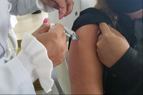 Mais de 115 mil patenses já receberam ao menos uma dose de vacina; calendário segue hoje