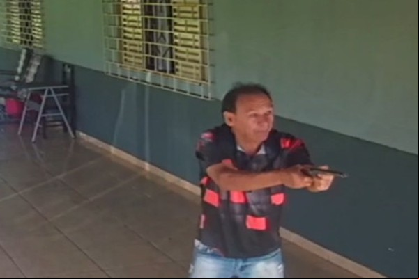 Homem tenta matar pai e filho no bairro Padre Eustáquio, mas arma falha e ele acaba preso