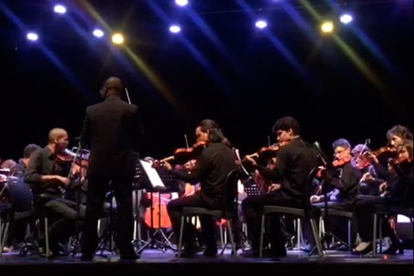 Apresentação da Escola Filarmonie tem muita música e exposição de arte no Teatro Municipal